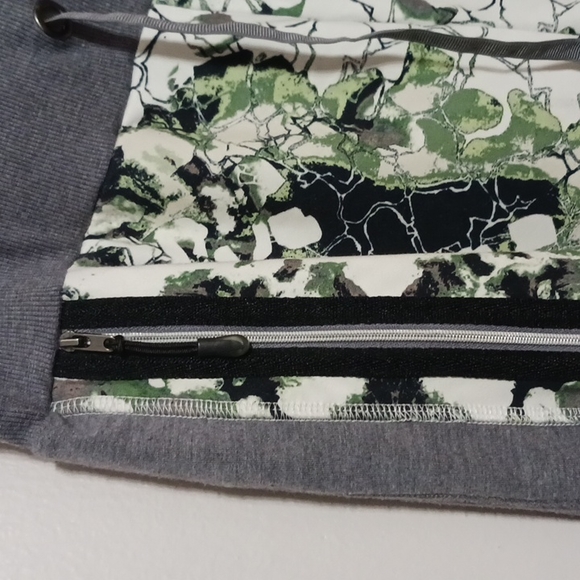 Industry Grey Green Camouflage Leggings Medium 2 deep zip pockets 2 back pockets - Picture 3 of 7